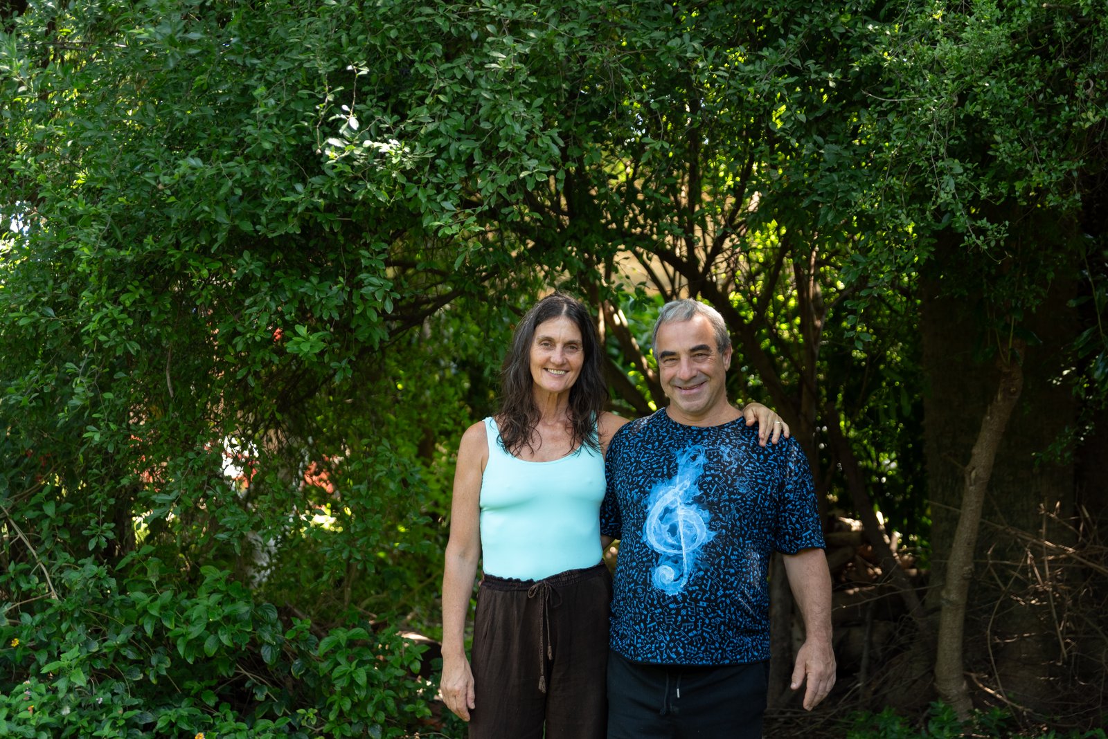 Estela y Víctor en el jardín